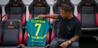 El ecuatoriano Pervis Estupiñán es el nuevo jugador del AC Milan, uno de los gigantes históricos del fútbol europeo, el lateral izquierdo inicia una nueva etapa en su carrera profesional con destino a la Serie A italiana.