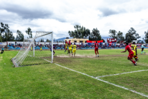 Centro Deportivo Olmedo firmó una victoria contundente de 5-0 frente al Club Darwin, un rival que no presentó su mejor cara en el Torneo Provincial de la Asociación de Fútbol No Aficionado de Chimborazo (AFNACH). Con este resultado, el “Ciclón de los Andes” clasificó al cuadrangular final, manteniendo su invicto y ratificando su jerarquía histórica.