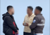 Un ciudadano que acudía al CRTV Riobamba, con su motocicleta, fue detenido tras detectarse que la matrícula que presentaba era falsa. El protocolo que se activó, con intervención de la Policía Nacional y la posterior retención del vehículo; todo esto resultó de la ingenuidad, la desinformación o la negligencia de quien confió trámites personales a manos ajenas sin mayor verificación.