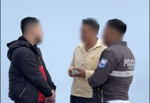 Un ciudadano que acudía al CRTV Riobamba, con su motocicleta, fue detenido tras detectarse que la matrícula que presentaba era falsa. El protocolo que se activó, con intervención de la Policía Nacional y la posterior retención del vehículo; todo esto resultó de la ingenuidad, la desinformación o la negligencia de quien confió trámites personales a manos ajenas sin mayor verificación.