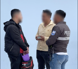 Un ciudadano que acudía al CRTV Riobamba, con su motocicleta, fue detenido tras detectarse que la matrícula que presentaba era falsa. El protocolo que se activó, con intervención de la Policía Nacional y la posterior retención del vehículo; todo esto resultó de la ingenuidad, la desinformación o la negligencia de quien confió trámites personales a manos ajenas sin mayor verificación.
