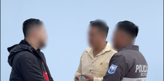 Un ciudadano que acudía al CRTV Riobamba, con su motocicleta, fue detenido tras detectarse que la matrícula que presentaba era falsa. El protocolo que se activó, con intervención de la Policía Nacional y la posterior retención del vehículo; todo esto resultó de la ingenuidad, la desinformación o la negligencia de quien confió trámites personales a manos ajenas sin mayor verificación.