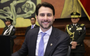 El martes 8 de julio de 2025, el presidente de la Asamblea Nacional, Niels Olsen, confirmó que “ocho personas fueron desvinculadas y tres presentaron sus renuncias” debido a posibles casos de nepotismo. La declaración la dio en una entrevista con Ecuador TV. Afirmó que las salidas se concretaron tras detectar vínculos familiares entre legisladores y personal contratado.