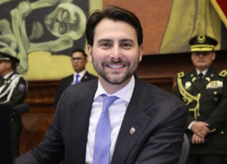 El martes 8 de julio de 2025, el presidente de la Asamblea Nacional, Niels Olsen, confirmó que “ocho personas fueron desvinculadas y tres presentaron sus renuncias” debido a posibles casos de nepotismo. La declaración la dio en una entrevista con Ecuador TV. Afirmó que las salidas se concretaron tras detectar vínculos familiares entre legisladores y personal contratado.
