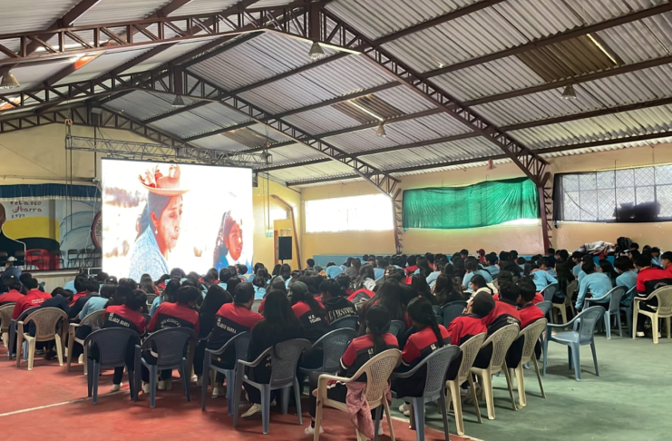 Niñas, niños y jóvenes de Chimborazo, Bolívar y Pastaza dejaron de ser simples espectadores para convertirse en creadores, voces y soñadores gracias al XI Festival Infantil y Juvenil Wawas al Cine. Más que un evento, fue una experiencia cultural y pedagógica que revolucionó la manera en que el cine se vive y se siente en comunidades rurales, indígenas y urbanas.