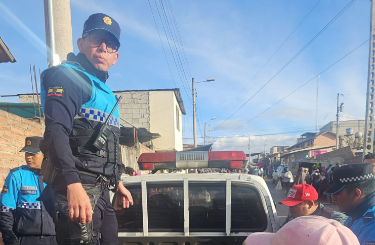 En un operativo desarrollado por las brigadas de control del Municipio de Riobamba, se logró el rescate de 23 perritos y 8 gatitos que estaban siendo comercializados de manera ilegal, en contravención a la normativa local que prohíbe esta práctica y la considera una forma de maltrato animal.