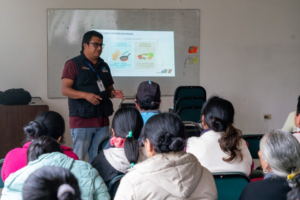 En Riobamba se ha iniciado un proceso de capacitación ante la falta de formación continua y técnica en temas de higiene y manipulación de alimentos para los comerciantes que operan en estos espacios.
