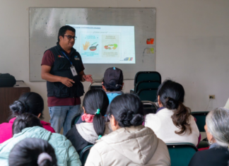 En Riobamba se ha iniciado un proceso de capacitación ante la falta de formación continua y técnica en temas de higiene y manipulación de alimentos para los comerciantes que operan en estos espacios.