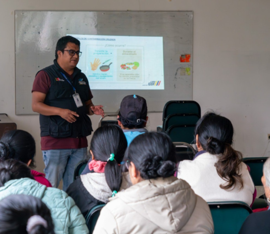 En Riobamba se ha iniciado un proceso de capacitación ante la falta de formación continua y técnica en temas de higiene y manipulación de alimentos para los comerciantes que operan en estos espacios.
