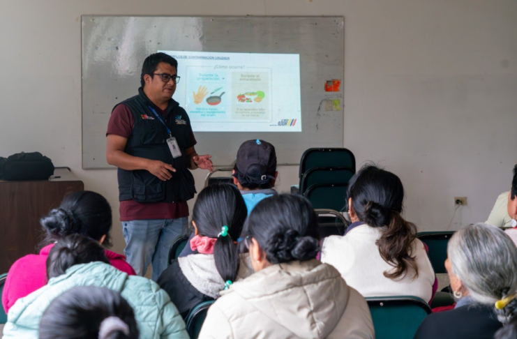 En Riobamba se ha iniciado un proceso de capacitación ante la falta de formación continua y técnica en temas de higiene y manipulación de alimentos para los comerciantes que operan en estos espacios.