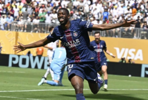 El París Saint-Germain firmó una noche histórica en el MetLife Stadium al derrotar con contundencia 4-0 al Real Madrid, en una semifinal que evidenció el poderío táctico y físico del equipo francés. Con este resultado, el PSG, sin el ecuatoriano Willian Pacho, avanzó a la final del Mundial de Clubes 2025, donde enfrentará al Chelsea de Moisés Caicedo.
