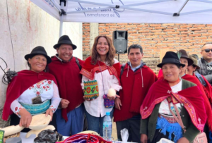La comunidad Chiquizungo, del pueblo Waranka, en la parroquia Simiatug (Guaranda), contará con un Centro Integral de Comercialización, Capacitación y Promoción Turística gracias a un financiamiento no reembolsable de $350.000 entregado por la Secretaría de Gestión y Desarrollo de Pueblos y Nacionalidades (SGDPN).