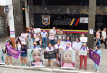 Colectivos de mujeres y activistas por los derechos humanos protagonizaron este lunes un plantón frente a la Gobernación de Pastaza para exigir justicia en el caso de Carola Marcillo, víctima de un brutal ataque presuntamente perpetrado por su expareja, pese a contar con una boleta de alejamiento. El hecho, catalogado como intento de femicidio, ha provocado indignación y alarma en la ciudadanía.