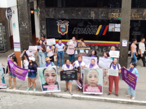 Colectivos de mujeres y activistas por los derechos humanos protagonizaron este lunes un plantón frente a la Gobernación de Pastaza para exigir justicia en el caso de Carola Marcillo, víctima de un brutal ataque presuntamente perpetrado por su expareja, pese a contar con una boleta de alejamiento. El hecho, catalogado como intento de femicidio, ha provocado indignación y alarma en la ciudadanía.