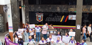 Colectivos de mujeres y activistas por los derechos humanos protagonizaron este lunes un plantón frente a la Gobernación de Pastaza para exigir justicia en el caso de Carola Marcillo, víctima de un brutal ataque presuntamente perpetrado por su expareja, pese a contar con una boleta de alejamiento. El hecho, catalogado como intento de femicidio, ha provocado indignación y alarma en la ciudadanía.