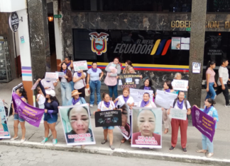 Colectivos de mujeres y activistas por los derechos humanos protagonizaron este lunes un plantón frente a la Gobernación de Pastaza para exigir justicia en el caso de Carola Marcillo, víctima de un brutal ataque presuntamente perpetrado por su expareja, pese a contar con una boleta de alejamiento. El hecho, catalogado como intento de femicidio, ha provocado indignación y alarma en la ciudadanía.