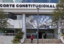 Santiago Carrasco, presidente de la Federación Médica Ecuatoriana (FME), cuestiona que la Ley de Integridad Pública no fue socializada con los gremios de la salud por lo que no pudieron hacer observaciones y hay preocupación sobre cómo van a funcionar las reformas vigentes.