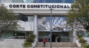 Santiago Carrasco, presidente de la Federación Médica Ecuatoriana (FME), cuestiona que la Ley de Integridad Pública no fue socializada con los gremios de la salud por lo que no pudieron hacer observaciones y hay preocupación sobre cómo van a funcionar las reformas vigentes.