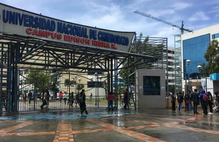 Cinco aspirantes intentaron burlar el sistema de admisión de la Universidad Nacional de Chimborazo (UNACH) usando documentos falsificados. La universidad activó su protocolo institucional y la Policía los detuvo en flagrancia.