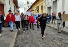 Una funcionaria del Municipio de Latacunga, identificada como Paulina E., fue detenida y procesada por presunta estafa y tráfico de influencias. Sin embargo, lo que ha captado la atención no solo son las graves acusaciones en su contra, sino también la drástica reacción de la comunidad: la mujer fue obligada a caminar descalza y con las manos atadas por las calles, como parte de un escarmiento público que ha generado controversia y debate sobre la justicia popular.