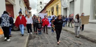 Una funcionaria del Municipio de Latacunga, identificada como Paulina E., fue detenida y procesada por presunta estafa y tráfico de influencias. Sin embargo, lo que ha captado la atención no solo son las graves acusaciones en su contra, sino también la drástica reacción de la comunidad: la mujer fue obligada a caminar descalza y con las manos atadas por las calles, como parte de un escarmiento público que ha generado controversia y debate sobre la justicia popular.