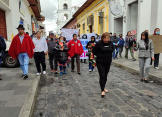 Una funcionaria del Municipio de Latacunga, identificada como Paulina E., fue detenida y procesada por presunta estafa y tráfico de influencias. Sin embargo, lo que ha captado la atención no solo son las graves acusaciones en su contra, sino también la drástica reacción de la comunidad: la mujer fue obligada a caminar descalza y con las manos atadas por las calles, como parte de un escarmiento público que ha generado controversia y debate sobre la justicia popular.