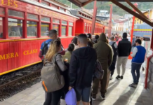 Este sábado 5 de julio, se reactivó oficialmente la operación del Tren Alausí – Nariz del Diablo, considerado por muchos como la ruta ferroviaria más difícil del mundo, y uno de los recorridos turísticos más emblemáticos del Ecuador.