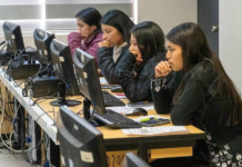 La Escuela Superior Politécnica de Chimborazo (ESPOCH) fue el punto de encuentro para cientos de jóvenes que, este martes 1 de julio, participaron en el examen de admisión, dando así el primer paso para ingresar a la educación superior.