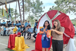 Un proyecto literario nacido en las aulas de la Unidad Educativa Intercultural Canelos ha logrado convertirse en una inspiración para toda la comunidad. El libro “Bajo el cielo de la selva”, escrito por 29 estudiantes de la institución, ha sido recibido con entusiasmo por padres de familia, docentes y autoridades locales.