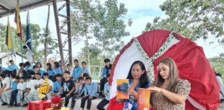 Un proyecto literario nacido en las aulas de la Unidad Educativa Intercultural Canelos ha logrado convertirse en una inspiración para toda la comunidad. El libro “Bajo el cielo de la selva”, escrito por 29 estudiantes de la institución, ha sido recibido con entusiasmo por padres de familia, docentes y autoridades locales.