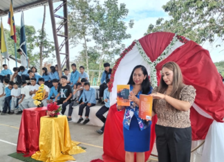Un proyecto literario nacido en las aulas de la Unidad Educativa Intercultural Canelos ha logrado convertirse en una inspiración para toda la comunidad. El libro “Bajo el cielo de la selva”, escrito por 29 estudiantes de la institución, ha sido recibido con entusiasmo por padres de familia, docentes y autoridades locales.