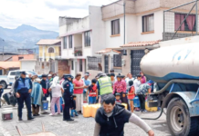 En medio de la emergencia que enfrenta la ciudad de Quito por la falta de agua potable, Riobamba se solidarizó con la capital del país mediante el envío de tanqueros que distribuyen el líquido vital en las parroquias más afectadas del sur de la urbe.