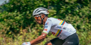 Hoy arranca el Tour de Francia en Lille, con una ausencia que lamenta el mundo del pedal, con eco en los Andes ecuatorianos, Richard Carapaz no estará en la línea de partida. Una infección gastrointestinal ha marginado al campeón de la montaña en 2024. Sin embargo, Ecuador cuenta con otro elemento fuerte, Jhonatan Narváez, el único ecuatoriano en competencia.