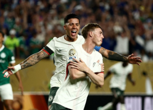 El Chelsea avanzó a las semifinales del Mundial de Clubes 2025, tras imponerse por 2-1 al Palmeiras, este 4 de julio, en el Lincoln Financial Field de Filadelfia, Estados Unidos. Pese a la ausencia del ecuatoriano Moisés Caicedo, sancionado por acumulación de tarjetas, el conjunto inglés logró resolver un duelo complejo ante el siempre difícil cuadro brasileño.