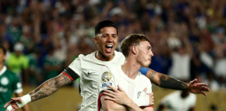 El Chelsea avanzó a las semifinales del Mundial de Clubes 2025, tras imponerse por 2-1 al Palmeiras, este 4 de julio, en el Lincoln Financial Field de Filadelfia, Estados Unidos. Pese a la ausencia del ecuatoriano Moisés Caicedo, sancionado por acumulación de tarjetas, el conjunto inglés logró resolver un duelo complejo ante el siempre difícil cuadro brasileño.