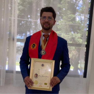 El abogado Gonzalo Carrera Camacho fue condecorado este domingo 29 de junio, con el Doctorado Honoris Causa por parte de la Universidad Gestalt de México, en reconocimiento a su amplia trayectoria profesional, su compromiso con la justicia y su aporte social al desarrollo comunitario.