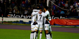 Liga Deportiva Universitaria, sudó más de la cuenta para dejar en el camino a un Olmedo que, pese a militar en la Segunda Categoría, le peleó de igual a igual. El marcador final fue un empate 1-1 que incomodó más a los albos que a los locales, llevando la definición a la tanda de penales.
