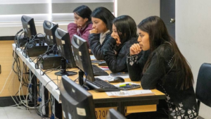 La Escuela Superior Politécnica de Chimborazo (ESPOCH) fue el punto de encuentro para cientos de jóvenes que, este martes 1 de julio, participaron en el examen de admisión, dando así el primer paso para ingresar a la educación superior.