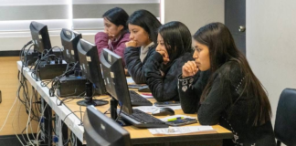 La Escuela Superior Politécnica de Chimborazo (ESPOCH) fue el punto de encuentro para cientos de jóvenes que, este martes 1 de julio, participaron en el examen de admisión, dando así el primer paso para ingresar a la educación superior.