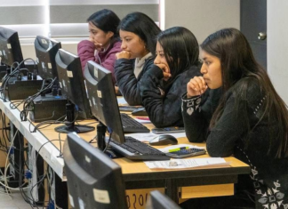 La Escuela Superior Politécnica de Chimborazo (ESPOCH) fue el punto de encuentro para cientos de jóvenes que, este martes 1 de julio, participaron en el examen de admisión, dando así el primer paso para ingresar a la educación superior.