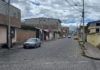 Alrededor de las 23h30 del 14 de julio, la calma cerca de la Unach en Riobamba fue interrumpida por un robo, un episodio que se ha vuelto frecuente en la provincia de Chimborazo. Un vehículo frenó de manera abrupta en una calle, de donde descendieron tres individuos que, sin pronunciar palabra, intimidaron a un grupo de vecinos que regresaba a sus hogares.