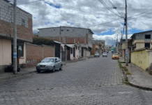 Alrededor de las 23h30 del 14 de julio, la calma cerca de la Unach en Riobamba fue interrumpida por un robo, un episodio que se ha vuelto frecuente en la provincia de Chimborazo. Un vehículo frenó de manera abrupta en una calle, de donde descendieron tres individuos que, sin pronunciar palabra, intimidaron a un grupo de vecinos que regresaba a sus hogares.