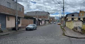 Alrededor de las 23h30 del 14 de julio, la calma cerca de la Unach en Riobamba fue interrumpida por un robo, un episodio que se ha vuelto frecuente en la provincia de Chimborazo. Un vehículo frenó de manera abrupta en una calle, de donde descendieron tres individuos que, sin pronunciar palabra, intimidaron a un grupo de vecinos que regresaba a sus hogares.