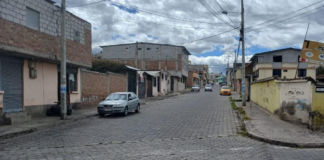 Alrededor de las 23h30 del 14 de julio, la calma cerca de la Unach en Riobamba fue interrumpida por un robo, un episodio que se ha vuelto frecuente en la provincia de Chimborazo. Un vehículo frenó de manera abrupta en una calle, de donde descendieron tres individuos que, sin pronunciar palabra, intimidaron a un grupo de vecinos que regresaba a sus hogares.