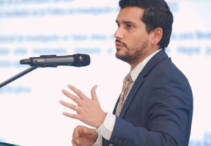El presidente Daniel Noboa designó a Jimmy Daniel Martin Delgado como el nuevo ministro de Salud, este 15 de julio de 2025, a través del Decreto Ejecutivo 53. Aunque el 3 de julio, Juan Bernardo Sánchez renunció al cargo de Ministro de Salud, el presidente Daniel Noboa agradeció sus “leales y valiosos servicios” este 15 de julio.