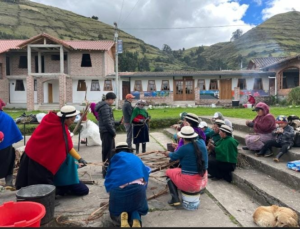 Un grupo de 30 mujeres de la comunidad indígena La Moya, en Chimborazo, está apostando por la tradición como una herramienta de desarrollo sostenible. A través del taller “Teñido con Productos Orgánicos en Fibras Naturales”, estas mujeres no solo aprendieron técnicas ancestrales de tintura textil, sino que también fortalecieron su autonomía económica y su vínculo con el entorno natural.
