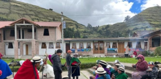 Un grupo de 30 mujeres de la comunidad indígena La Moya, en Chimborazo, está apostando por la tradición como una herramienta de desarrollo sostenible. A través del taller “Teñido con Productos Orgánicos en Fibras Naturales”, estas mujeres no solo aprendieron técnicas ancestrales de tintura textil, sino que también fortalecieron su autonomía económica y su vínculo con el entorno natural.