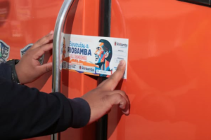 Con el objetivo de reorganizar el tránsito y disminuir el riesgo para los peatones, el Municipio de Riobamba ha iniciado la socialización de una nueva medida contemplada en la Ordenanza 012-2024. Esta regulación establece la aplicación de un sistema de sellaje controlado para los buses de transporte interprovincial que ingresan a la ciudad.