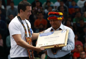 El presidente de la República, Daniel Noboa, encabezó este viernes en la ciudad de Macas un acto de reivindicación histórica para los pueblos indígenas de la Amazonía. Con la entrega de títulos de propiedad colectiva a cinco centros de la nacionalidad Shuar, el Gobierno legalizó más de 18.000 hectáreas de tierra ancestral, con una inversión aproximada de 400 mil dólares, saldando así una deuda pendiente tras más de una década de espera.