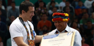 El presidente de la República, Daniel Noboa, encabezó este viernes en la ciudad de Macas un acto de reivindicación histórica para los pueblos indígenas de la Amazonía. Con la entrega de títulos de propiedad colectiva a cinco centros de la nacionalidad Shuar, el Gobierno legalizó más de 18.000 hectáreas de tierra ancestral, con una inversión aproximada de 400 mil dólares, saldando así una deuda pendiente tras más de una década de espera.